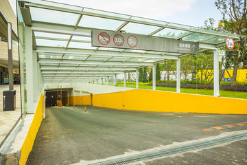 地下停車場入口