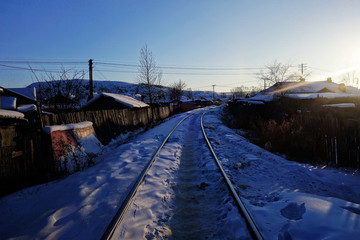 穿越林場小鎮(zhèn)的鐵路雪景
