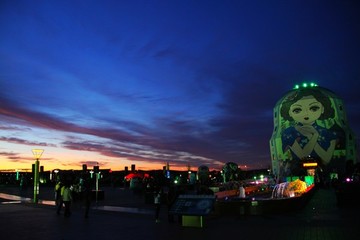 夜色中的套娃廣場
