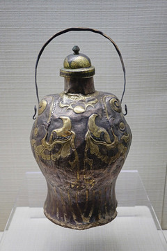 遼代摩羯形鎏金提梁壺