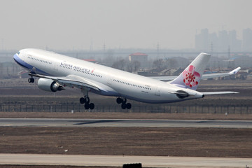 飛機(jī)起飛 臺(tái)灣中華航空