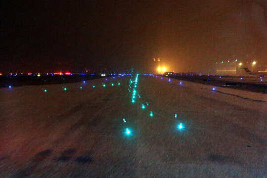 雪夜 夜晚 大雪 機(jī)場(chǎng)