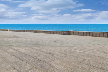 城市廣場地面和大海背景