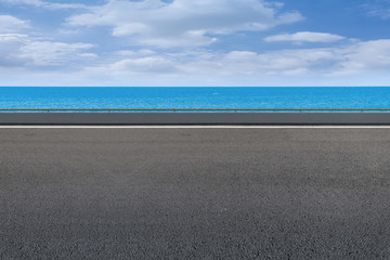 城市道路瀝青路面和大海背景