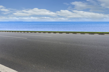 城市道路瀝青路面和大海背景