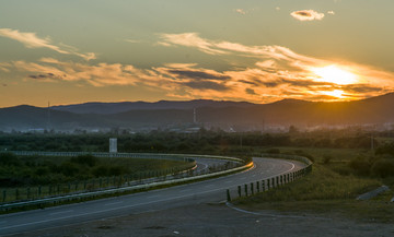 夕陽下的高速公路