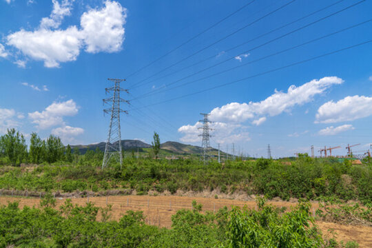 高壓電塔藍天白云