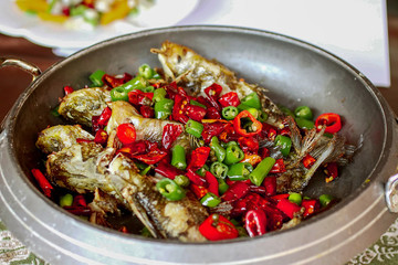 干鍋香辣黃骨魚(yú)