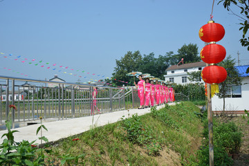 美女游鄉(xiāng)村