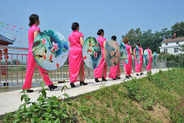 美女游鄉(xiāng)村