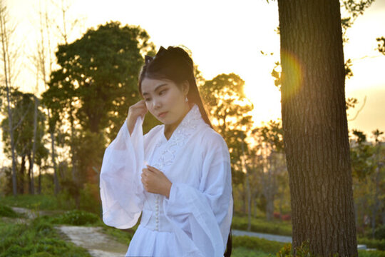 白色古裝漢服美女
