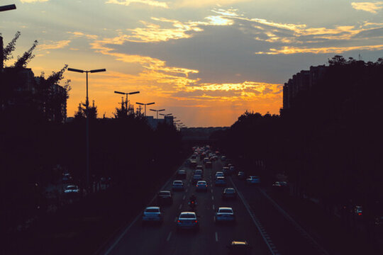晚霞車流