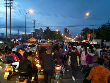 逛夜市的人群
