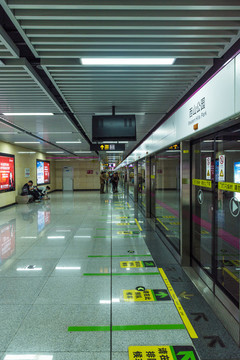 地鐵站臺(tái)