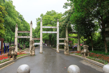 岳屏公園 余德堂 牌坊
