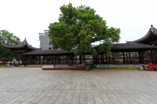 南岳衡山牌坊旁的廣場(chǎng)