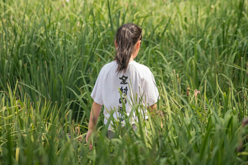 草叢里的女孩