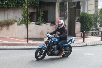 騎手 騎摩托車城市摩托車