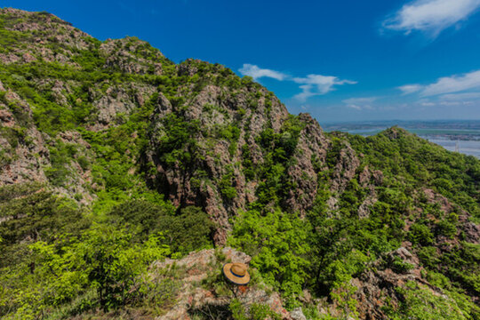 遼寧丹東大孤山懸崖樹(shù)木巖石風(fēng)光