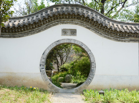 青瓦白墻月亮門
