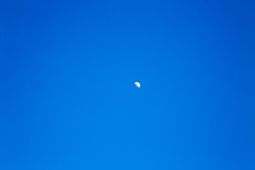 藍(lán)天月亮