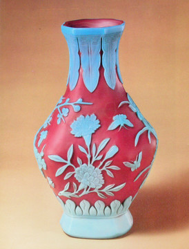 紅地套藍(lán)花蝶紋瓶