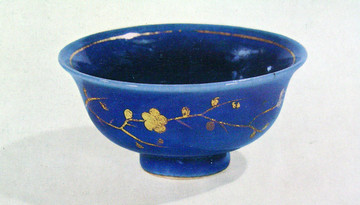 描金折枝梅紋藍(lán)釉杯