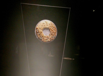 雙面透雕龍鳳紋玉環(huán)