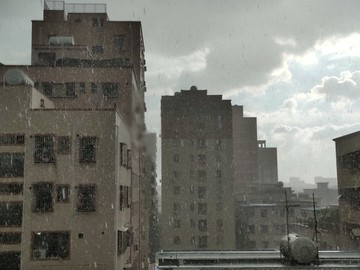 暴雨 烏云 暴雨中的小區(qū)