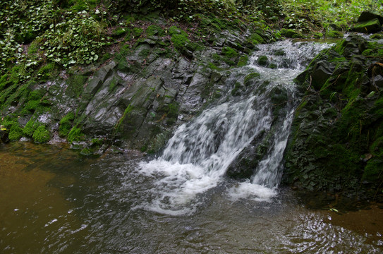 小溪激流