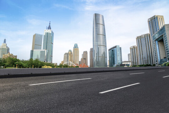 公路路面和城市建筑群