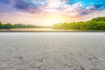 公路和山水湖泊