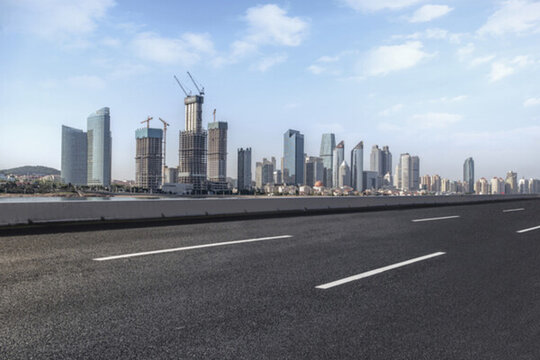 公路路面和城市建筑景觀