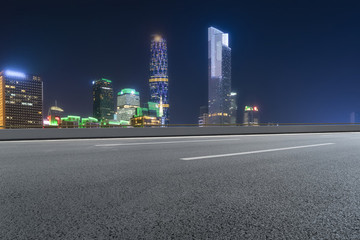 公路路面和城市建筑群