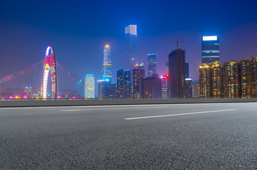 公路路面和城市建筑群