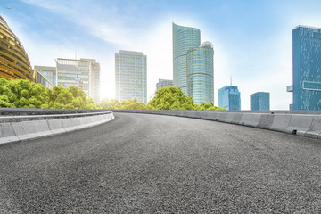 公路路面和城市建筑群
