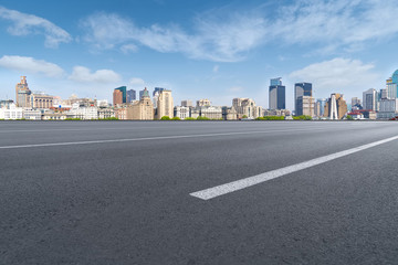 城市道路和上海外灘建筑