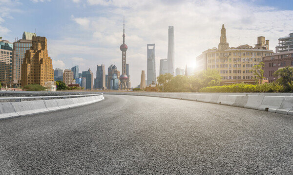 前景為城市道路路面的上海外灘