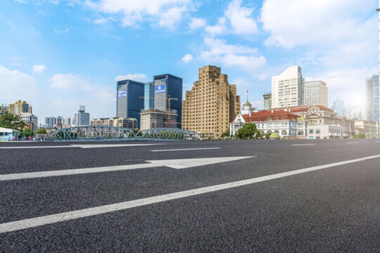 前景為城市道路路面的上海外灘