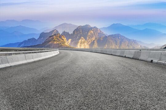 城市道路瀝青路面和遠(yuǎn)山