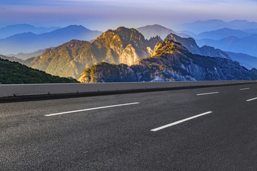 城市道路瀝青路面和遠(yuǎn)山