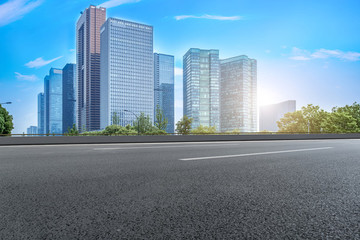 柏油馬路和城市建筑群