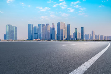 城市道路瀝青路面和杭州摩天大樓
