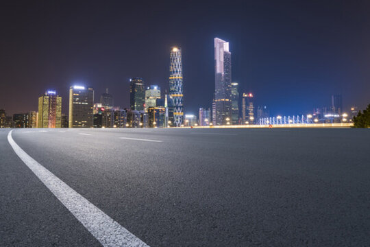 城市道路瀝青路面和廣州建筑夜景