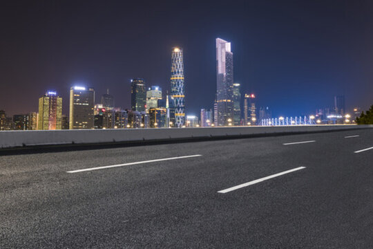 城市道路瀝青路面和廣州建筑夜景