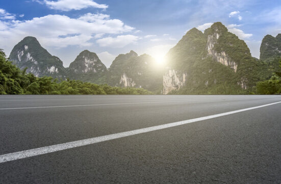 遠(yuǎn)山和城市道路瀝青路面