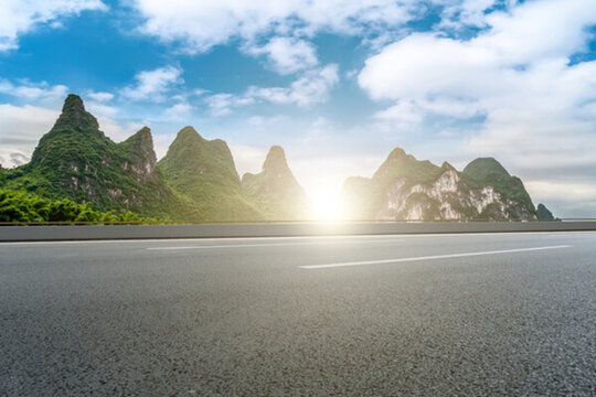 城市道路瀝青路面和山水風(fēng)光