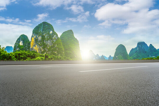 城市道路瀝青路面和山水風(fēng)光