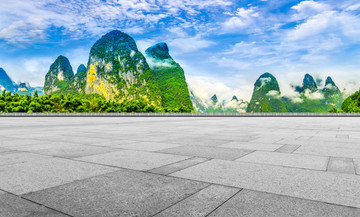 遠(yuǎn)山山脈和公路路面