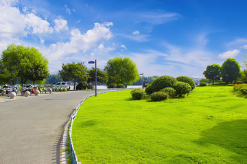 藍(lán)天白云綠地草坪